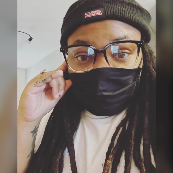 Meet your Posher! - Picture 5 of 5